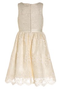 Koronkowa sukienka w kremowym kolorze z fakturowaną górą i rozkloszowanym koronkowym dołem. Posiada satynowy pasek w talii oraz zamek błyskawiczny z tyłu.
