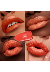Quatre gros plans de lèvres mettant en valeur un rouge à lèvres crème, orange terre cuite (teinte 667, Siren Crème) avec différentes textures et finitions.