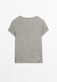 T-shirt grigio a maniche corte realizzato in morbido cotone; presenta un colletto rotondo e una superficie liscia e uniforme senza stampe o dettagli.