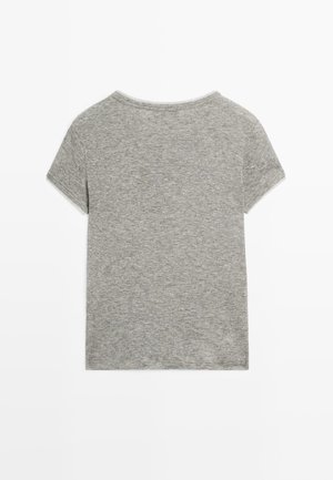 Grijze, kortekorte t-shirt gemaakt van zachte katoen; heeft een ronde hals en een effen, gladde textuur zonder prints of accenten.