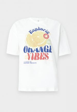 Λευκό κοντομάνικο μπλουζάκι με γραφικό πορτοκαλιών φέτες και κείμενο "Euphoria Orange Vibes" με μπλε και κόκκινα γράμματα.