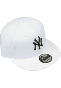 Weiße Snapback-Cap mit einem schwarzen gestickten Logo auf der Vorderseite, mit einer flachen Krempe und einer strukturierten Stoffoberfläche.