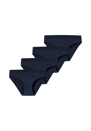 Vier zwarte naadloze bikini-onderbroekstukken diagonaal op een witte achtergrond gestapeld.