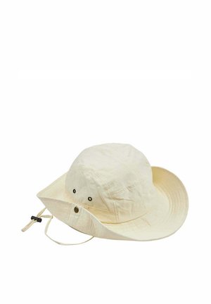 Cappello da sole color avorio a tesa larga con occhielli di ventilazione e cinturino regolabile per il mento con fermaglio nero.