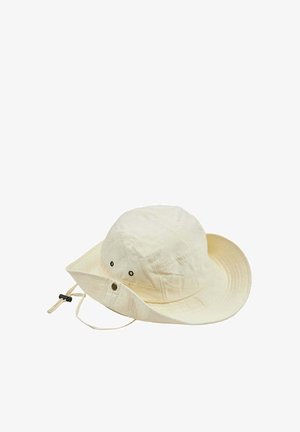 Chapeau de soleil ivoire à large bord avec œillets de ventilation et sangle de menton réglable avec attache noire.