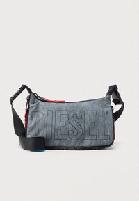 Grå tekstil crossbody-veske med stor "DIESEL"-trykk. Har svart stropp, rød glidelåsdetalj og slitesterkt materiale med jevn tekstur.