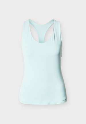 Camiseta deportiva sin mangas color azul claro con espalda racer y escote redondeado, mostrada sobre un fondo blanco liso.