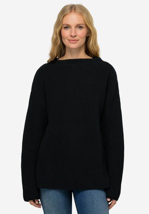 Maglione nero in maglia con una vestibilità ampia, scollatura a barca larga e maniche lunghe. La texture è a costine, conferendo un aspetto accogliente.