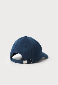 Navyblaue Kappe aus Baumwollstoff, mit einem gebogenen Schirm, verstellbarem Riemen mit einem Metallverschluss und sechsteiligem Design.