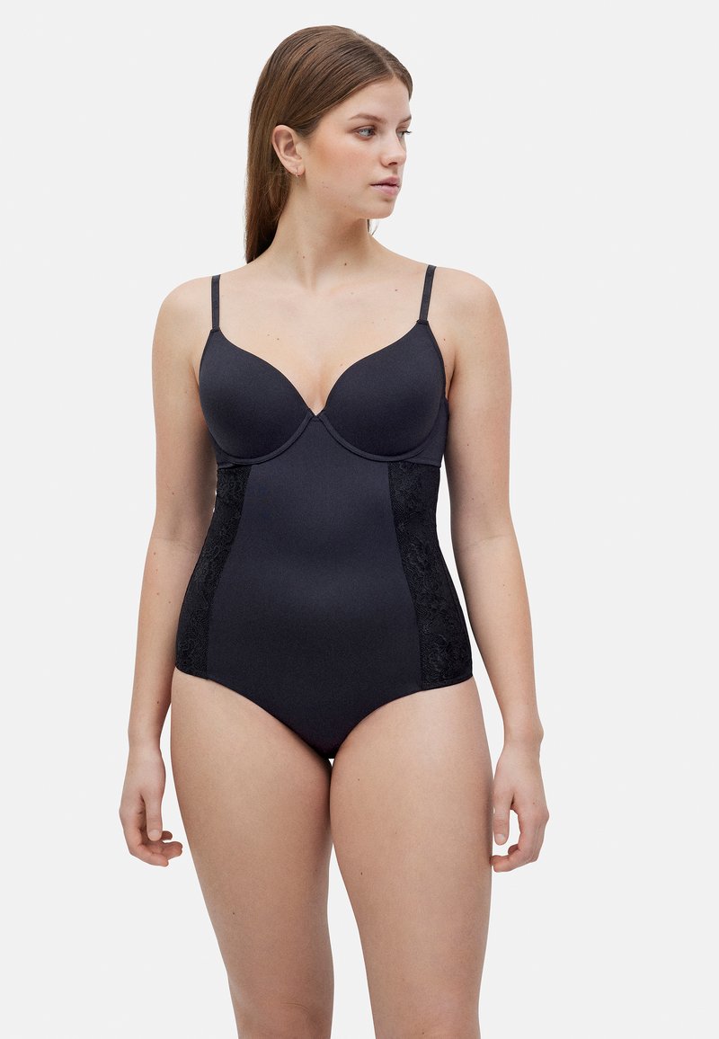 Bodysuit negro con copas acolchadas, tirantes ajustables y paneles laterales de encaje floral. Textura suave con una silueta ajustada.