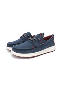 Zapatos de lona azul marino con suela blanca salpicada, detalles rojos, cordones en contraste y un diseño tipo slip-on con un tirador en la parte posterior para ponerlos y quitarlos fácilmente.