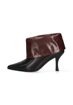 Zwarte lederen puntige schoenen met een bruine leren manchet bij de enkel, voorzien van een slanke hak voor een elegante, moderne uitstraling.