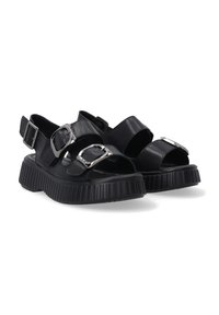 Zwarte vegan leren sandalen met open teen en hiel, voorzien van twee grote metalen gespen, een dikke geribbelde zool en verstelbare banden.