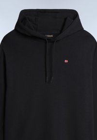 Zwarte pullover hoodie met verstelbare trekkoorden en een klein Noors vlagembleem op de linkerborst.