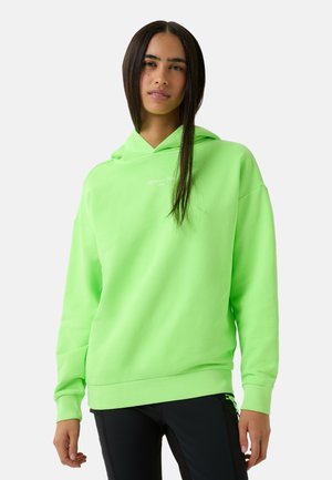 Neon-grüne Kapuzenjacke aus weichem Stoff mit einer Kängurutasche, gerippten Bündchen und einem schlichten weißen Logo auf der Brust.