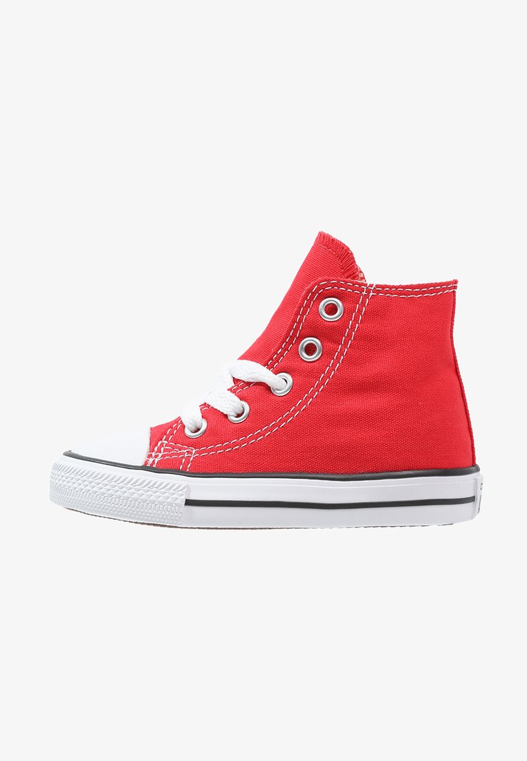 Sneaker alta in tela rossa con lacci bianchi, punta in gomma e striscia nera sulla suola. Presenta occhielli in metallo e tessuto testurizzato.