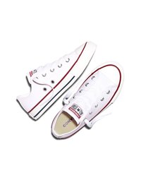 Par de zapatillas Converse All Star blancas de corte bajo con rayas rojas y negras y cordones blancos, vistas desde arriba sobre fondo blanco.