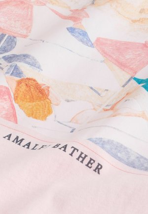 Fehér szövet, rózsaszín, kék és narancssárga virágos és absztrakt mintázattal. Az alján fekete színű "AMALFI BATHER" felirattal.