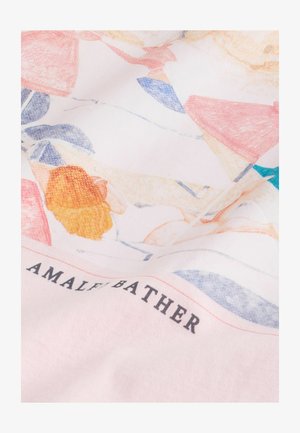 Biely textil s kvetinovým a abstraktným vzorom v ružovej, modrej a oranžovej farbe. V dolnej časti čiernym písmom nápis „AMALFI BATHER“.