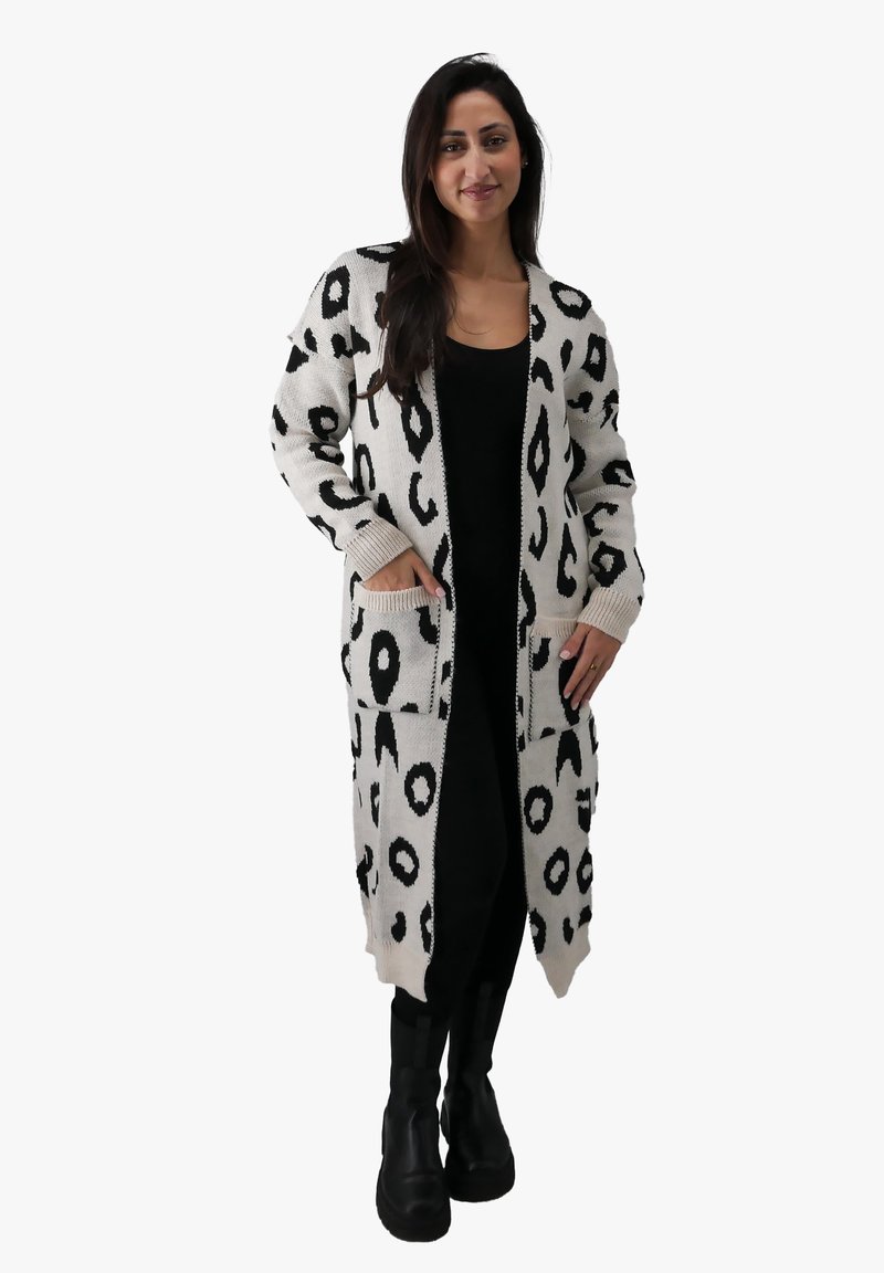 Cardigan lungo aperto in crema con stampa leopardata astratta nera. Presenta tasche e polsini a costine, realizzato in un materiale a maglia testurizzato.
