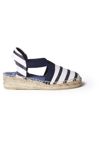 Randiga canvas espadriller i marinblå och vit färg, elastiska remmar och flätad jute klack. Platt, lätt att ta på design som passar för sommaren.