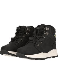 Bottes noires mi-mollet en matériau lisse, avec œillets en métal, lacets et une semelle intermédiaire blanche avec une semelle extérieure en caoutchouc noir texturé.