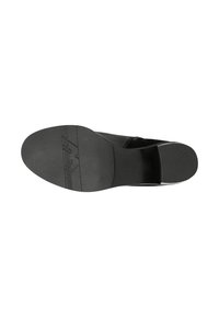 Černá kožená bota s hladkým svrškem a texturovanou černou gumovou podrážkou. Obsahuje nízký podpatek a čistý, minimalistický design.