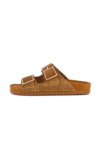 Sandal in suede marrone con due cinghie regolabili e dettagli in fibbia rettangolare. Suola sagomata e suola in gomma testurizzata.