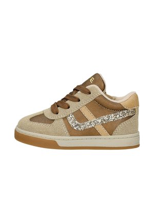 Baskets en daim marron et beige avec des lacets marron et une bande argentée scintillante sur le côté, semelle en caoutchouc beige et col rembourré à la cheville.