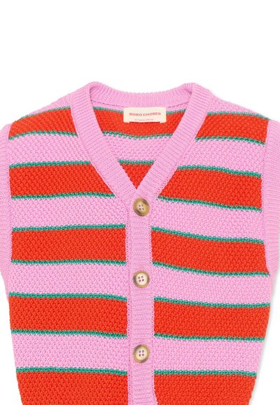 Gilet sans manches en tricot épais avec des rayures horizontales roses, rouges et vertes, col en V et trois boutons beiges sur le devant.