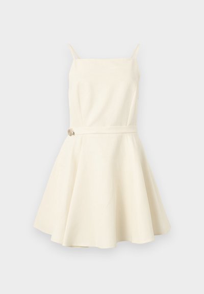 Φόρεμα χωρίς μανίκια σε κρεμ απόχρωση, με λεπτές τιράντες, τετράγωνη λαιμόκοψη, εφαρμοστή μέση με μικρή ζώνη και φουσκωτή φούστα.
