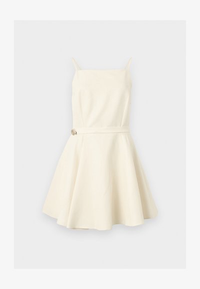 Φόρεμα χωρίς μανίκια σε κρεμ απόχρωση, με λεπτές τιράντες, τετράγωνη λαιμόκοψη, εφαρμοστή μέση με μικρή ζώνη και φουσκωτή φούστα.
