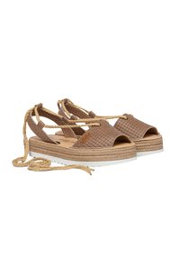 Sandalias de plataforma de cuero trenzado en color beige con dedos al aire, correas trenzadas y una suela intermedia de yute natural, que presenta una superficie texturizada y una suela de goma blanca.