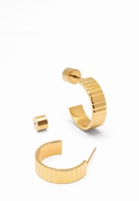 Pendientes de aro dorados con una textura estriada y un acabado suave, con un acento cilíndrico desmontable para un cierre seguro.