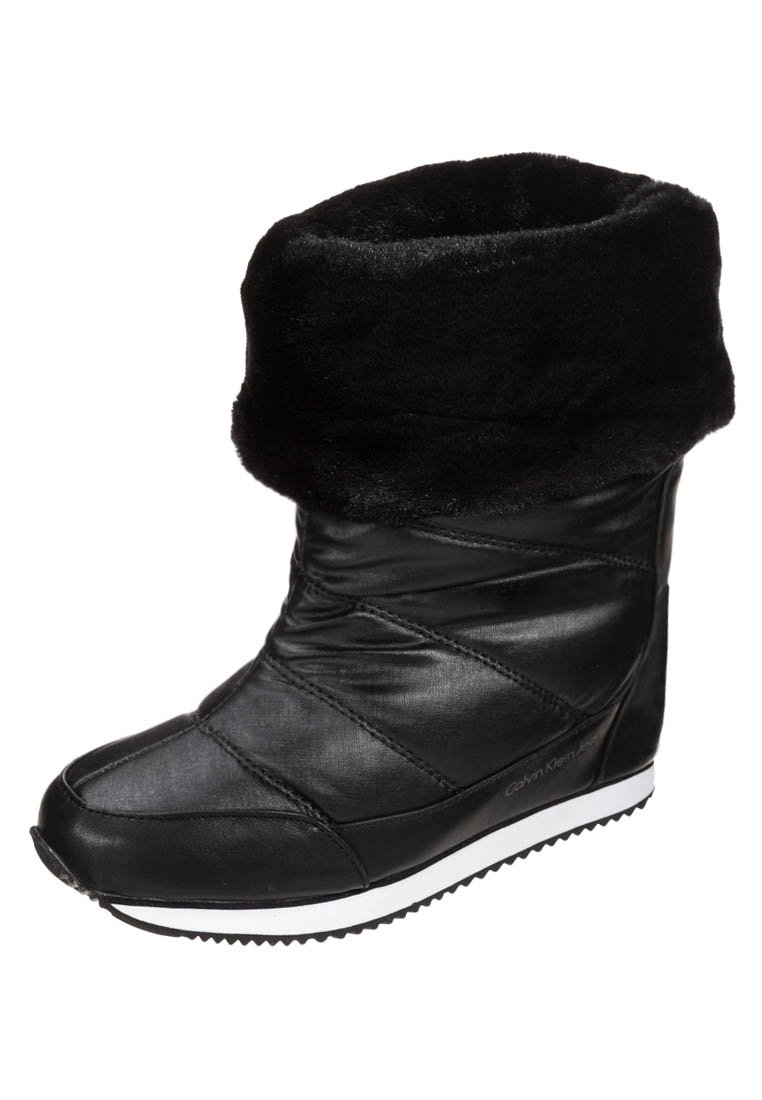 Czarne zimowe buty Calvin Klein z futrzanym mankietem, górą z gładkiej skóry, pikowanym wzorem, białą podeszwą środkową i teksturowaną podeszwą gumową.