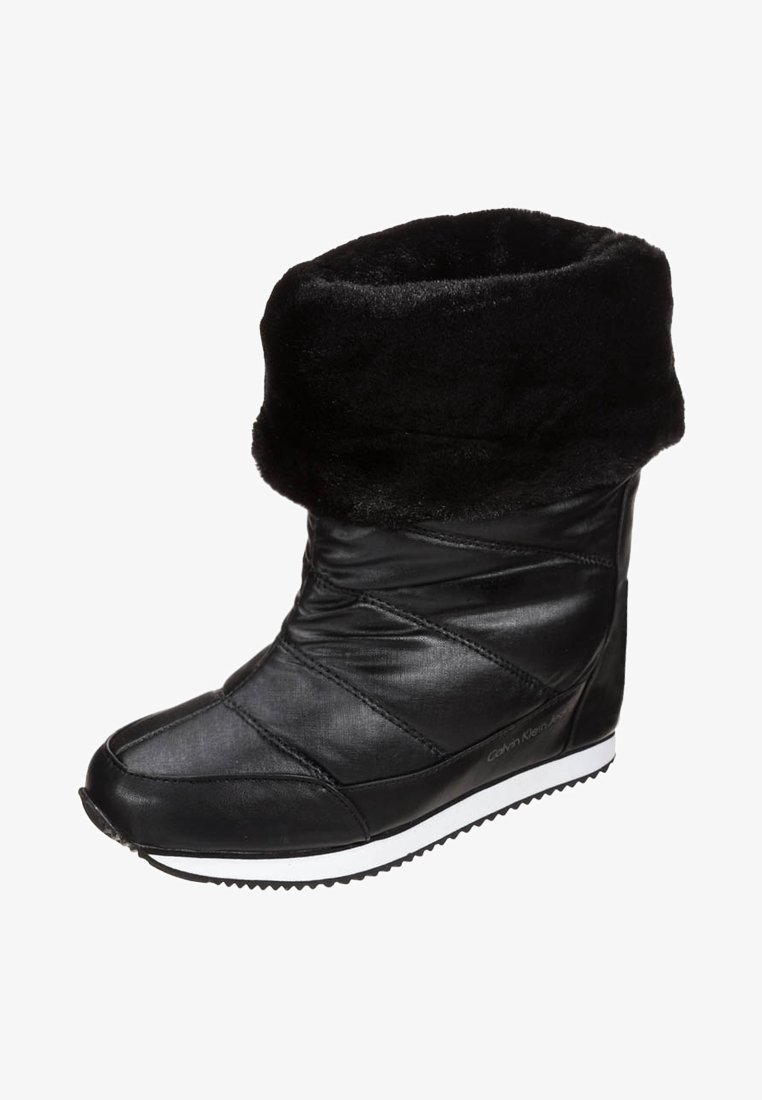 Botte d'hiver noire Calvin Klein avec revers en fausse fourrure, tige en cuir lisse, design matelassé, semelle intermédiaire blanche et semelle extérieure en caoutchouc texturé.