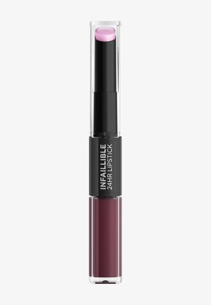 Rossetto in un tubo a doppia estremità. Un lato ha un bullet rosa chiaro; l'altro una formula liquida di un bordeaux scuro. Custodia trasparente e nera con marchio.