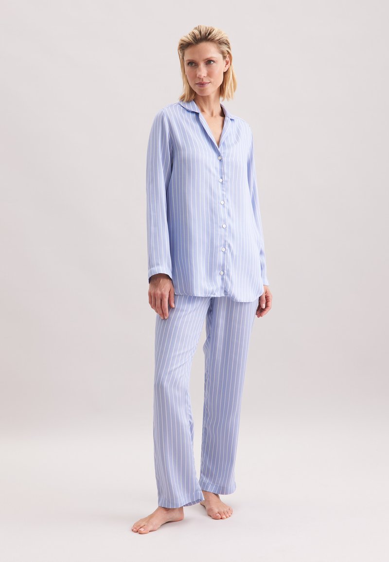Ensemble de pyjama rayé bleu clair en tissu doux ; chemise à manches longues à boutons avec col, pantalon droit assorti.