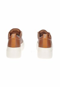 Sneakers in pelle marrone con suola in gomma bianca, caratterizzati da una finitura testurizzata e un tallone in tessuto marrone con logo. Vista posteriore mostrata.