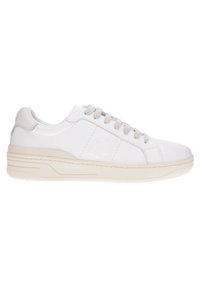 Baskets blanches avec un dessus en cuir lisse, des accents beiges, des lacets plats et une semelle texturée. Présente un logo embossé sur le côté.