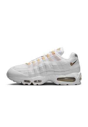 Sneaker bianco con materiali in rete e sintetici, caratterizzato da dettagli gialli, ammortizzazione ad aria e un logo nero sul tallone.