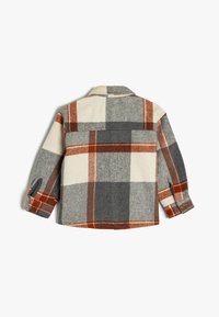 Katoenen flanellen shirt in een geruit patroon met tinten van crème, grijs en roest. Kraaglijn en knoopmanschetten met een relaxte pasvorm.