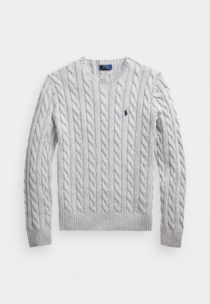 Jasnoszary sweter z okrągłym dekoltem, pleciony w splot warkoczowy, z długimi rękawami i małym, ciemnym, haftowanym logo Polo Ralph Lauren na piersi.