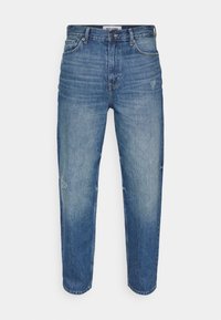 Jeans din denim bleu deschis cu o croială relaxată. Prezintă o decolorare subtilă, efect de uzură pe față și un ungere ușoară pe partea inferioară a piciorului.