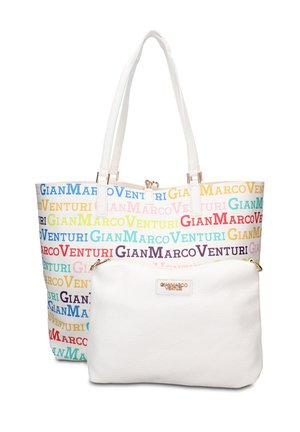 Tote tas met witte handvatten en veelkleurige herhalende "Gian Marco Venturi" tekst, vergezeld van een kleinere effen witte portemonnee met gouden logoplaatje.