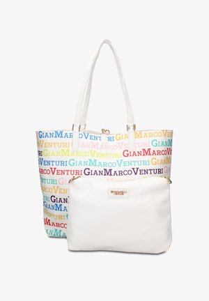 Tote tas met witte handvatten en veelkleurige herhalende "Gian Marco Venturi" tekst, vergezeld van een kleinere effen witte portemonnee met gouden logoplaatje.