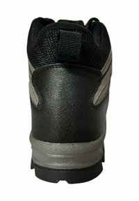 Zapatilla deportiva negra con parte superior de cuero texturizado, que presenta acentos plateados, una lengüeta de tirado en bucle y una suela de goma con patrón.