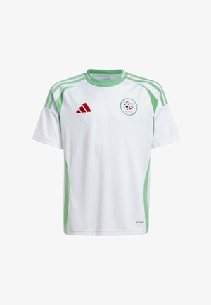 Maglia da calcio bianca con dettagli verdi, logo Adidas e simbolo della nazionale algerina. Presenta un collo a giro e un design testurizzato.