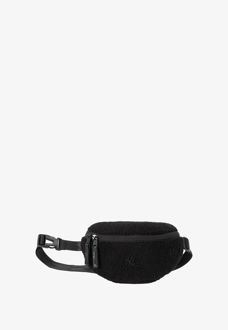 Borsa a tracolla in pile nero con forma arrotondata, scomparti con cerniera e tracolla regolabile. Presenta materiale testurizzato e dettaglio con logo.