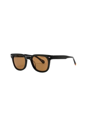 Gafas de sol cuadradas negras con lentes de tono marrón, que presentan un diseño de marco resistente y sutiles acentos en las patillas.